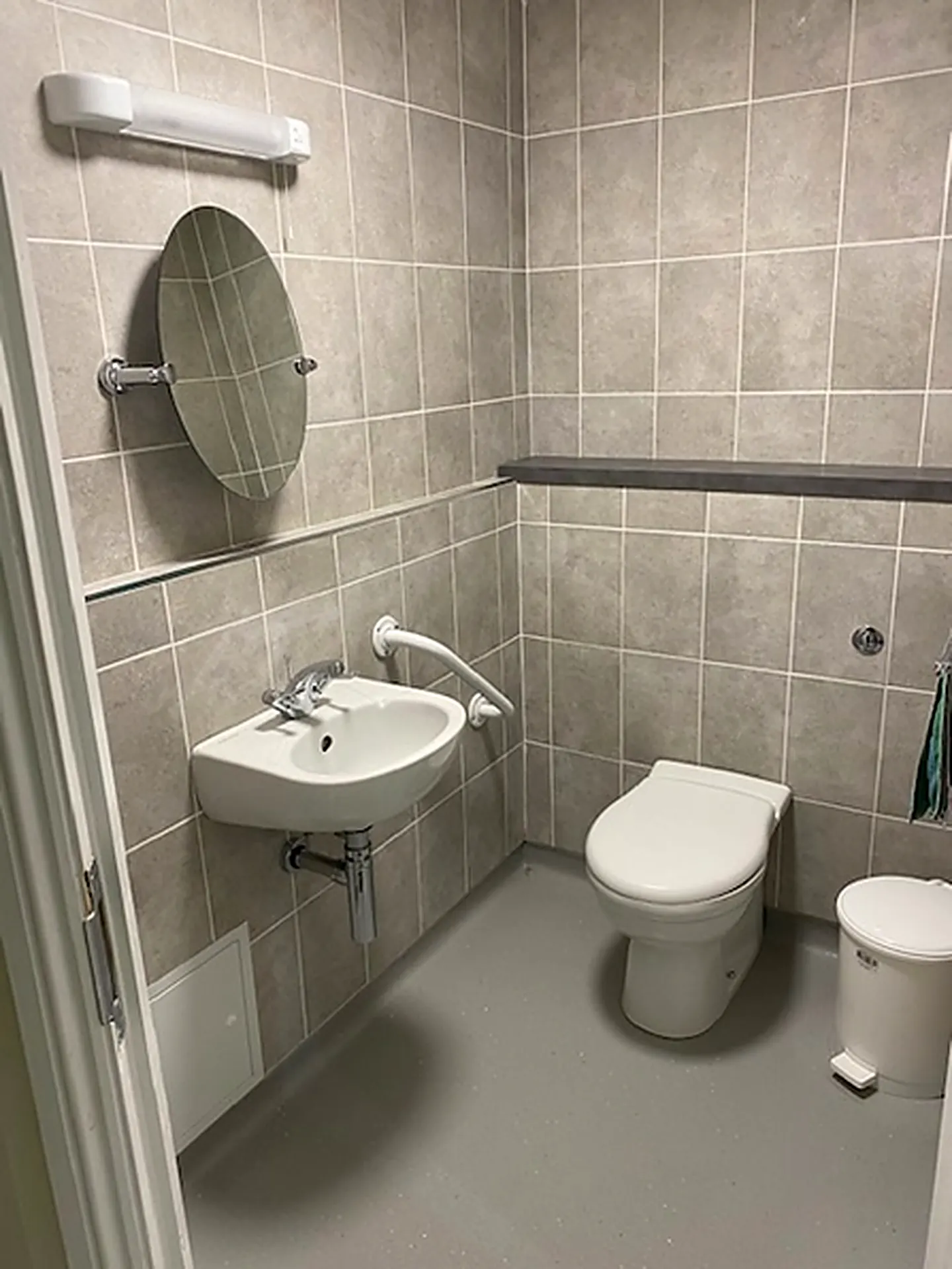 En-suite wet room vanity detail